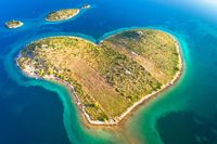 Hartvormige eiland Galesnjak in Zadar archipel luchtfoto, Dalmati&euml; regio van Kroati&euml;